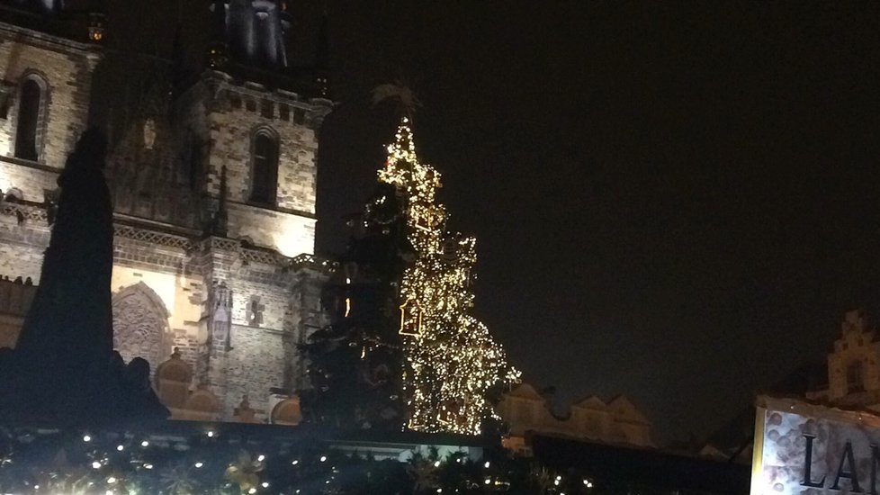 Na Staroměstském náměstí se konečně rozsvítil vánoční strom. Davy lidí se hrnuly, aby byli svědky velkolepé podívané