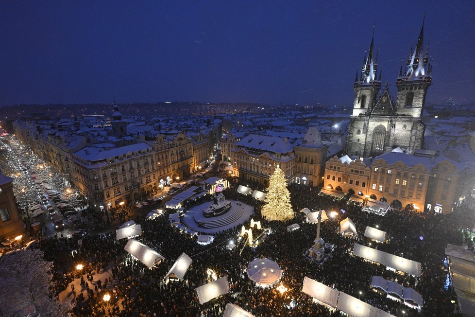 Vánoční strom v Praze na Staroměstském náměstí.