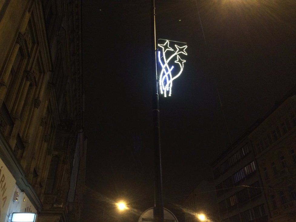 V okolí Bílé Labuti v Praze stále zůstává vánoční výzdoba. A některá stále i svítí.