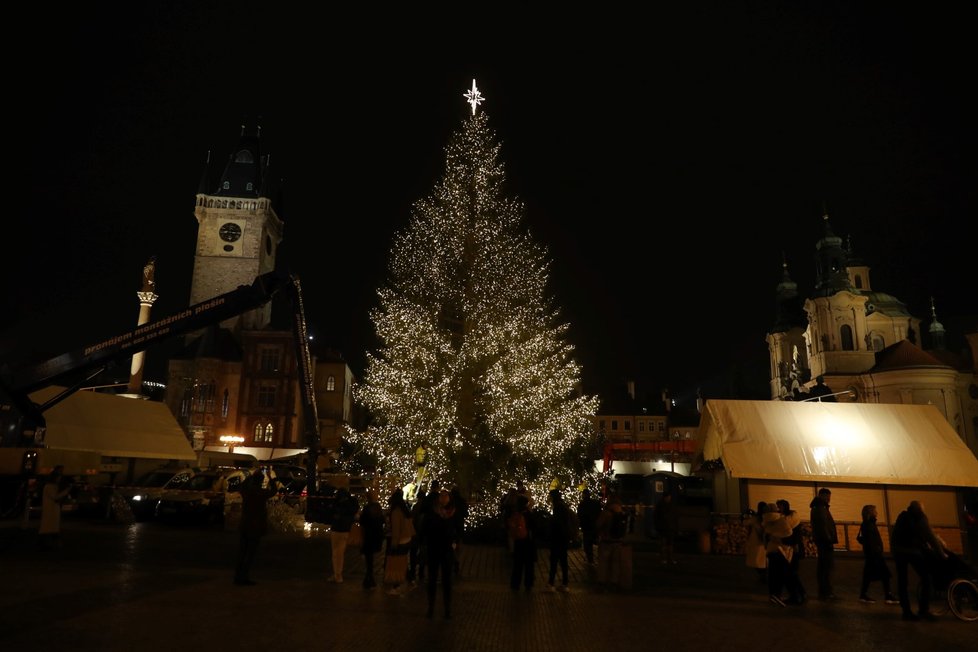 Staroměstské náměstí s rozsvíceným stromem. (25. listopadu 2021)