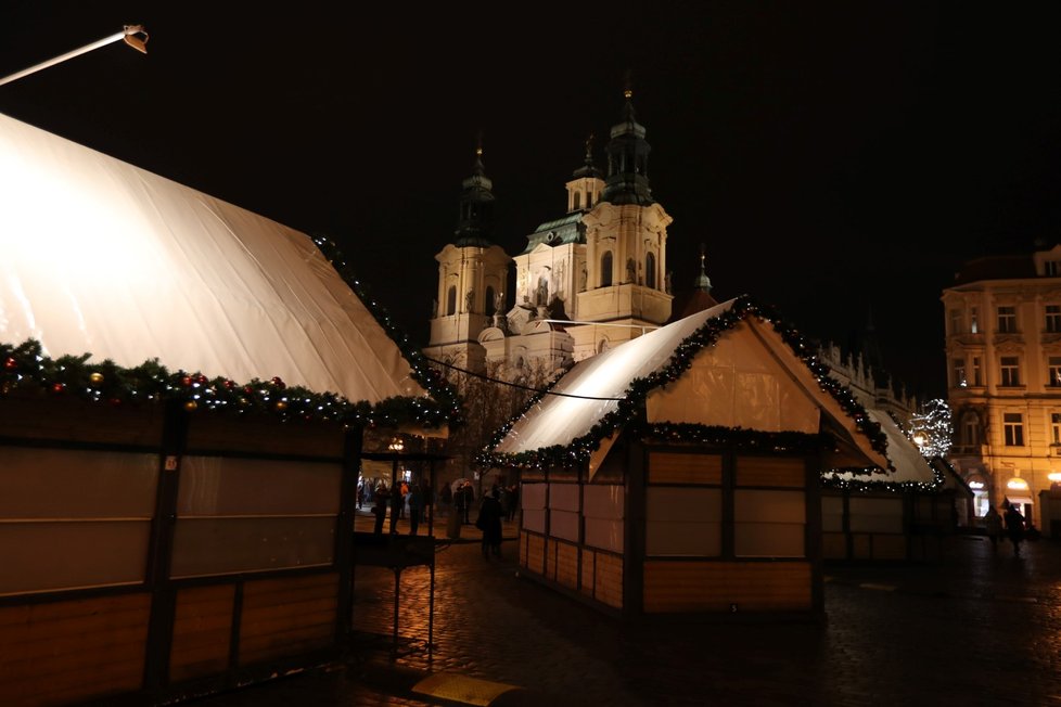 Staroměstské náměstí s rozsvíceným stromem. (25. listopadu 2021)