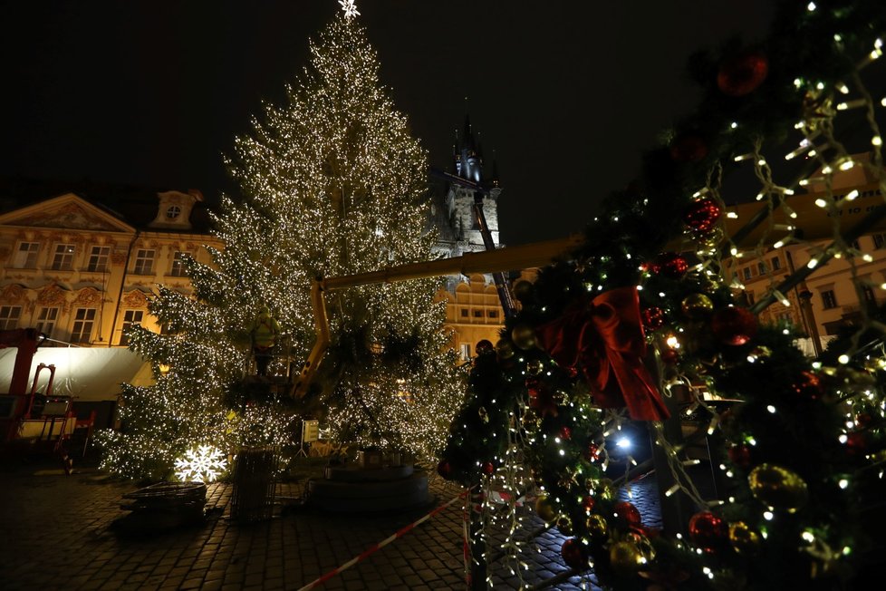 Staroměstské náměstí s rozsvíceným stromem. (25. listopadu 2021)