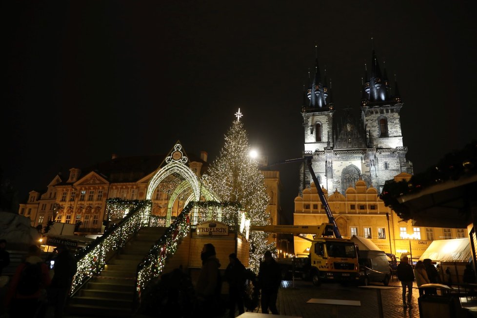 Staroměstské náměstí s rozsvíceným stromem. (25. listopadu 2021)