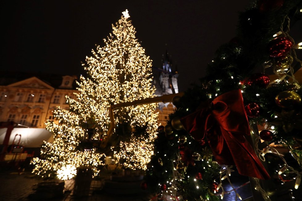 Staroměstské náměstí s rozsvíceným stromem (25. listopadu 2021)