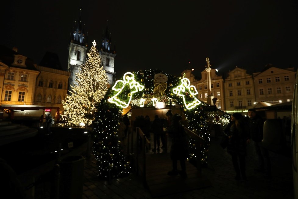 Staroměstské náměstí s rozsvíceným stromem (25. listopadu 2021)