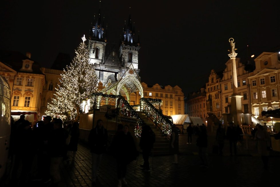 Staroměstské náměstí s rozsvíceným stromem (25. listopadu 2021)