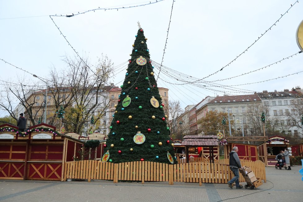 Vánoční trhy na náměstí Míru v Praze, 2021. I ty byly zrušeny