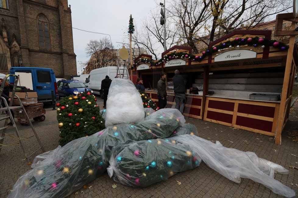 Vánoční trhy na náměstí Míru v Praze, 2021. I ty byly zrušeny