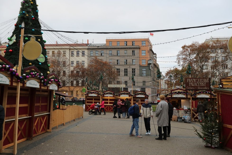 Vánoční trhy na náměstí Míru v Praze, 2021. I ty byly zrušeny