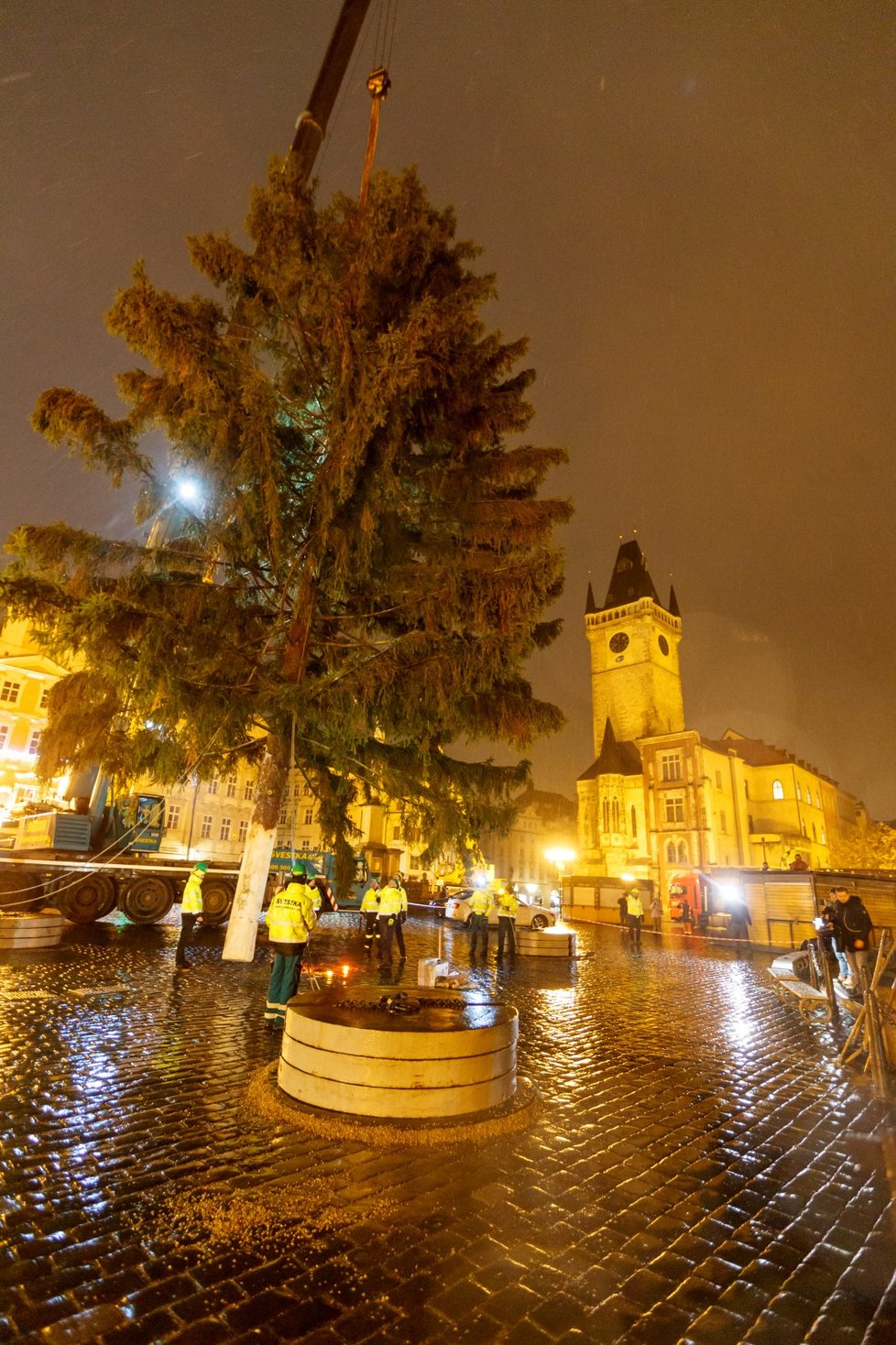 Instalace vánočního stromu pro Prahu na Staroměstském náměstí, 2023.