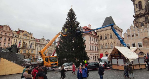 Zdobení vánočního stromu na Staroměstském náměstí. (Praha, 24. listopadu 2021)