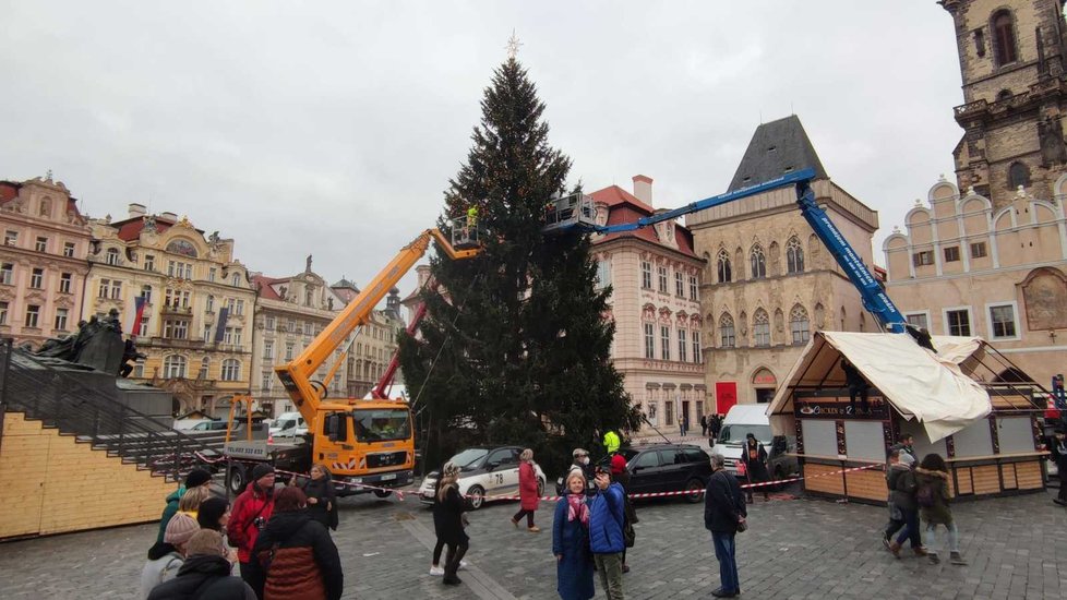 Zdobení vánočního stromu na Staroměstském náměstí. (Praha, 24. listopadu 2021)