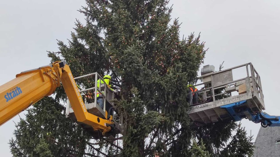 Zdobení vánočního stromu na Staroměstském náměstí. (Praha, 24. listopadu 2021)