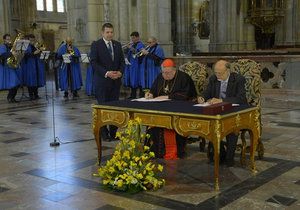 Nové varhany pro Chrám svatého Víta zhotoví španělská firma. S jejím zakladatelem smlouvu podepsal Dominik Duka.