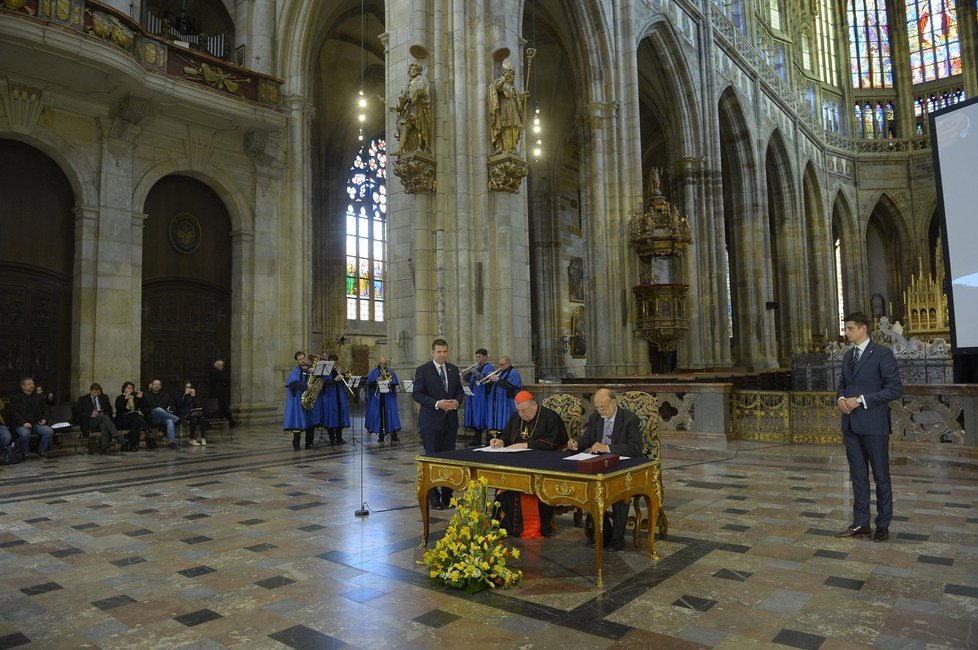 Nové varhany pro Chrám svatého Víta zhotoví španělská firma. S jejím zakladatelem smlouvu podepsal Dominik Duka.