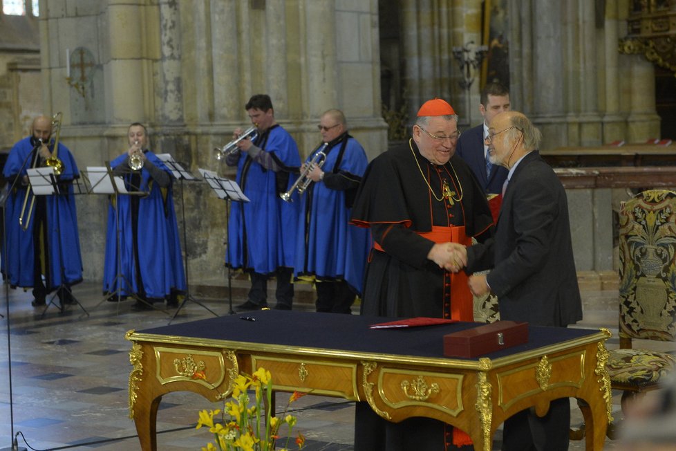 Nové varhany pro Chrám svatého Víta zhotoví španělská firma. S jejím zakladatelem smlouvu podepsal Dominik Duka.