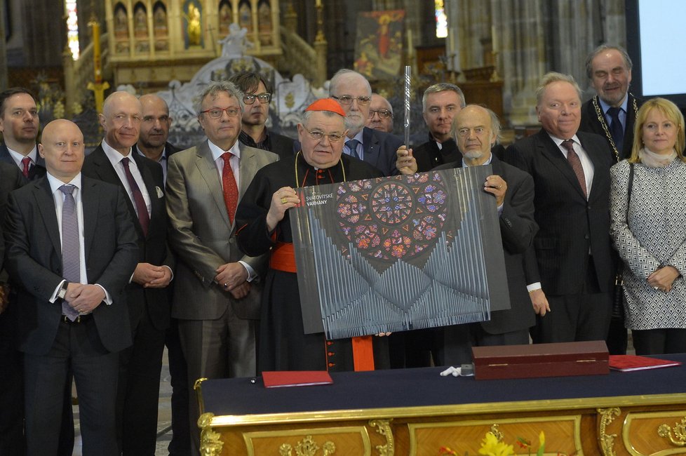 Nové varhany pro Chrám svatého Víta zhotoví španělská firma. S jejím zakladatelem smlouvu podepsal Dominik Duka.