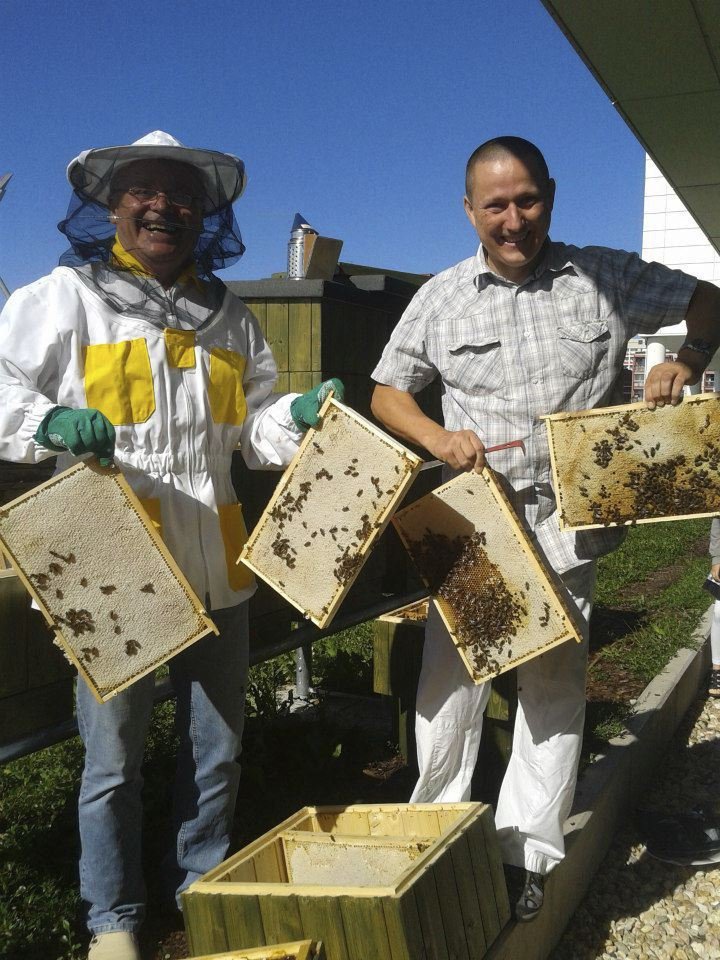 Včelař Augustin Uváčik se stará o včelstva na několika místech nejen v Praze.