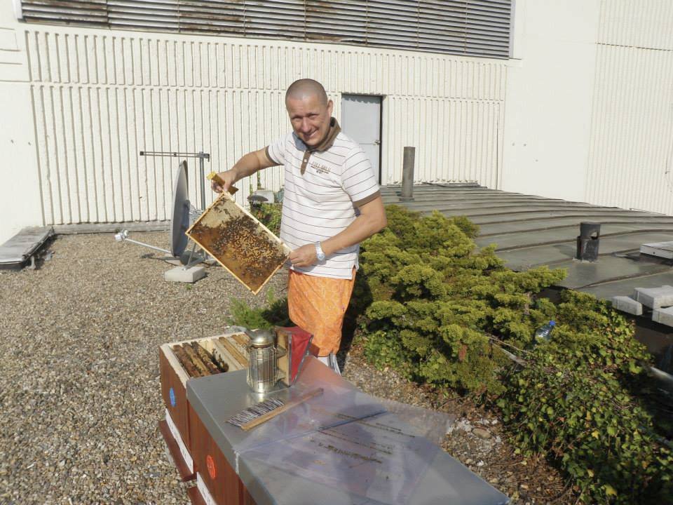 Včelař Augustin Uváčik se stará o včelstva na několika místech nejen v Praze.