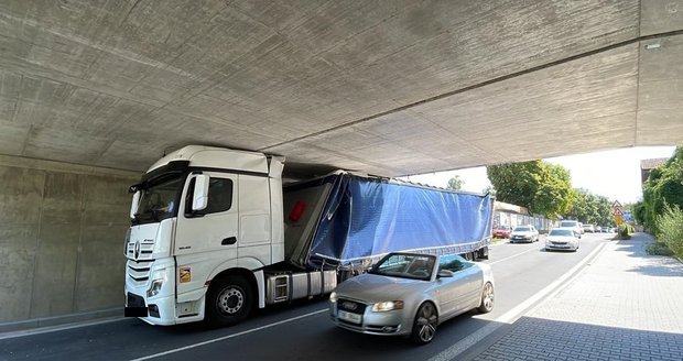 Kamion se zasekl v podjezdu v ulici Ve žlíbku v Praze.