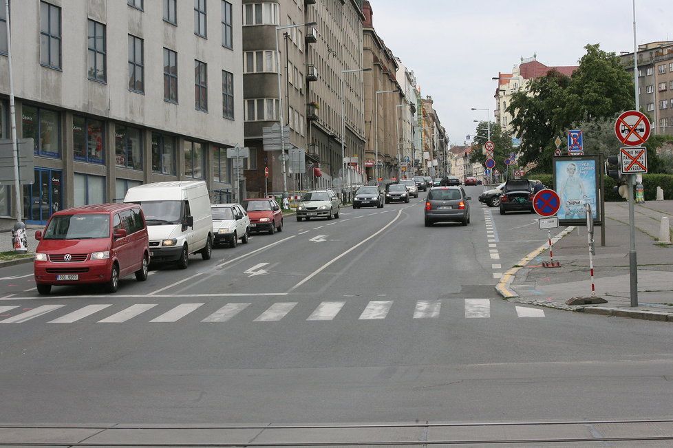 Veletržní ulice v Holešovicích přišla o jízdní pruhy. Nově vede jeden nahoru a jeden dolů.