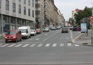 Veletržní ulice v Holešovicích přijde o jízdní pruh. Nově povede pouze jeden nahoru a jeden dolů.