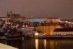 Světelným nápisem "Velezrada", který se v noci na 20. dubna 2021 objevil na budově Pražského hradu, se policie zabývá jako možným přestupkem.