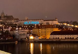 Světelným nápisem "Velezrada", který se v noci na 20. dubna 2021 objevil na budově Pražského hradu, se policie zabývala jako možným přestupkem. 