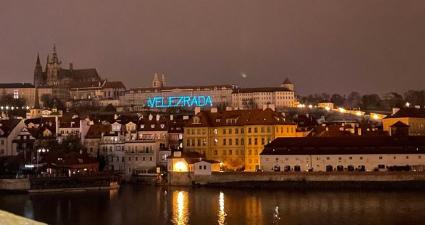„Velezrada,“ svítil obří nápis na Pražském hradě. Policie ho řeší jako přestupek, kdo za ním stojí?