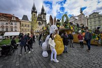 Velikonoční trhy v centru Prahy odstartovaly! Zdobí je čtyřmetrový zajíc a přes kilometr girland