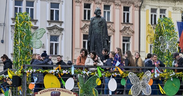 Na Staroměstském náměstí v Praze začaly tradiční velikonoční trhy, 25. března 2023.