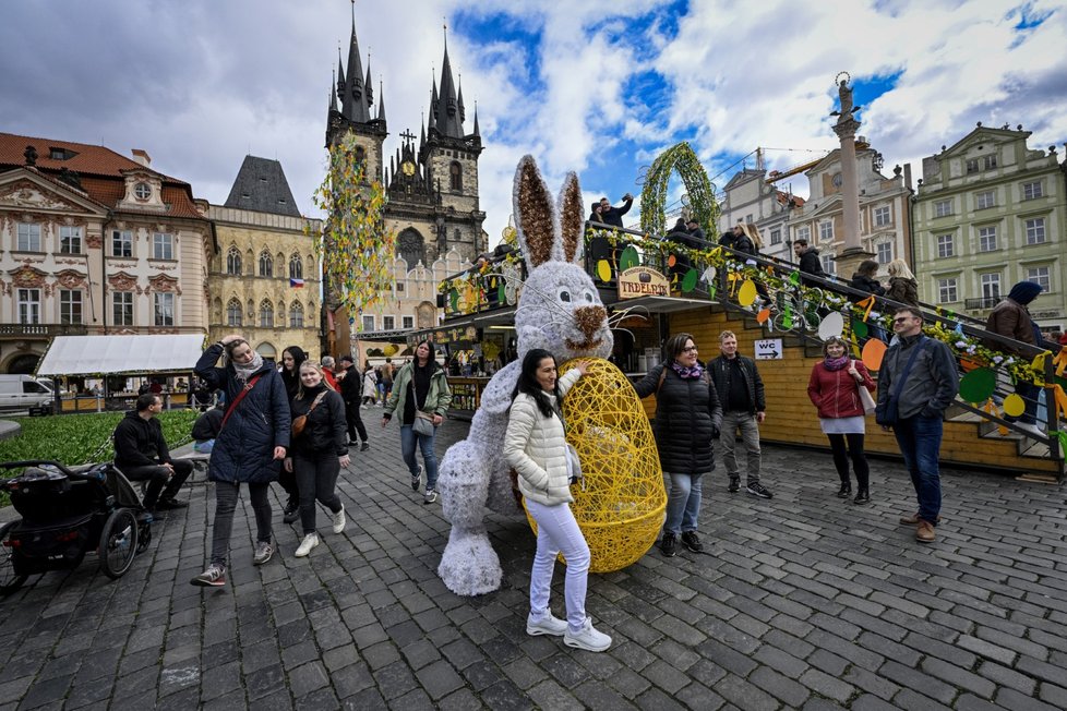  Na Staroměstském náměstí v Praze začaly tradiční velikonoční trhy, 25. března 2023.