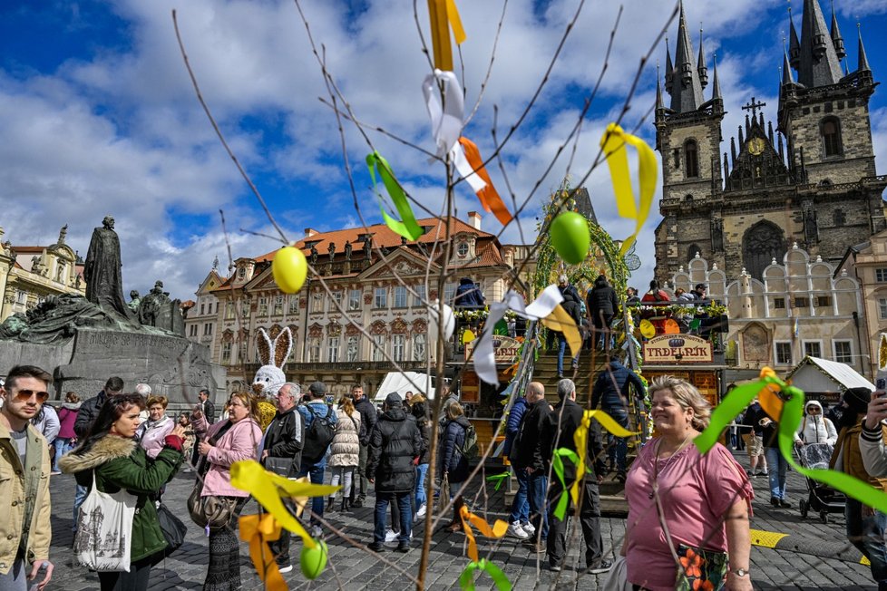 Na Staroměstském náměstí v Praze začaly tradiční velikonoční trhy, 25. března 2023.