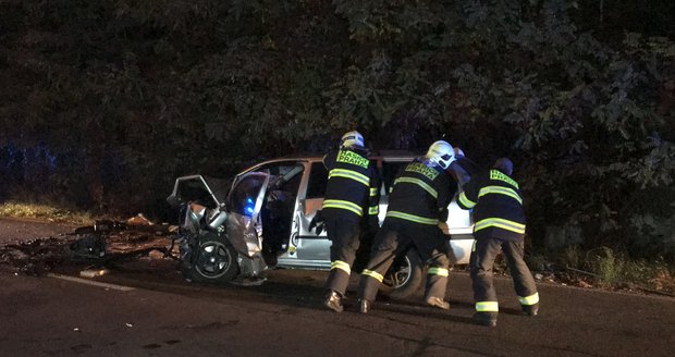 Ošklivá srážka dvou aut v Radotínské ulici.