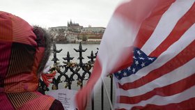 Příznivci amerického velvyslance v ČR Andrewa Schapira se s ním rozloučili 14. ledna v Praze happeningem. Schapiro vzhledem k nástupu nového amerického prezidenta končí ve své funkci.