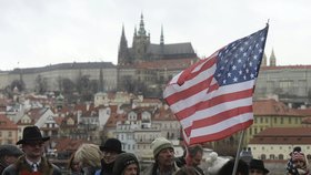 Příznivci amerického velvyslance v ČR Andrewa Schapira se s ním rozloučili 14. ledna v Praze happeningem. Schapiro vzhledem k nástupu nového amerického prezidenta končí ve své funkci.