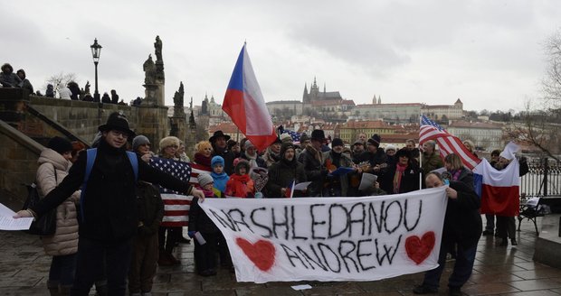 Schapiro to „balí“. Desítky lidí velvyslanci USA v Praze zazpívaly