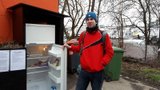 První veřejná lednice v Praze zahájila provoz, lidé už ji plní potravinami 