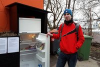 První veřejná lednice v Praze zahájila provoz, lidé už ji plní potravinami