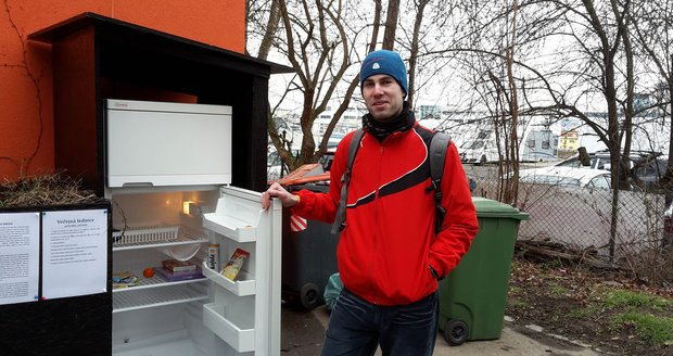 První veřejná lednice v Praze zahájila provoz, lidé už ji plní potravinami 