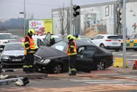 Cizinec ujížděl policistům po D8, v Letňanech to napálil do semaforu! Vedle hned auto srazilo chodce