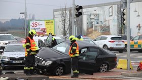 Cizinec ujížděl policistům po D8, v Letňanech to napálil do semaforu! Vedle hned auto srazilo chodce