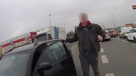 „Kolik chcete, tři tisíce?“ Opilec se řítil v protisměru, policisty zkusil uplatit