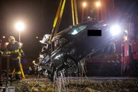 Smrt ve Vestci u Prahy! Řidič (†28) narazil do betonu na kruháči, na místě zemřel