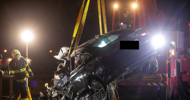 Smrt ve Vestci u Prahy! Řidič (†28) narazil do betonu na kruháči, na místě zemřel
