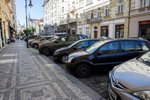 Kontrola parkování s radním Ryvolou ve Vězeňské ulici.
