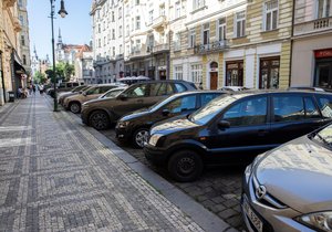 Kontrola parkování s radním Ryvolou ve Vězeňské ulici.