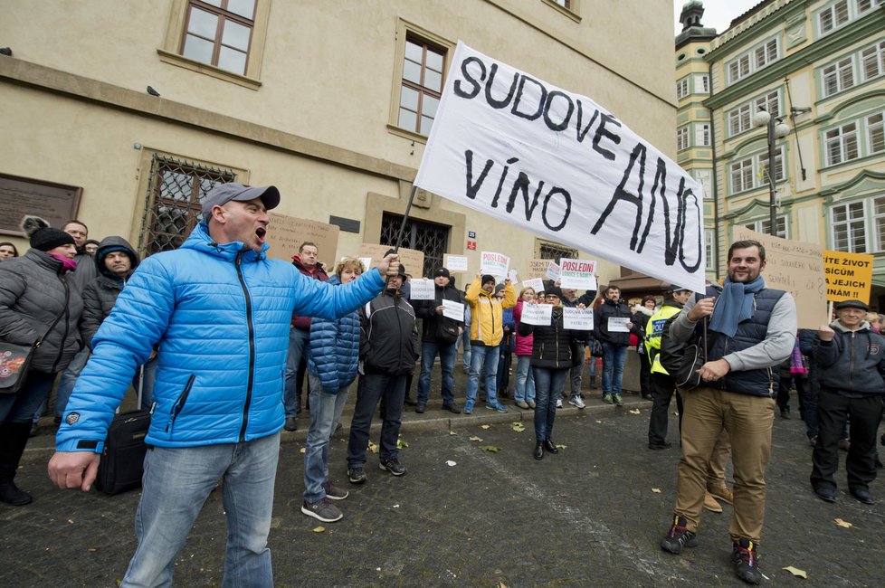 Na Malostranském náměstí v Praze demonstrovalo okolo 200 lidí proti novele vinařského zákona.