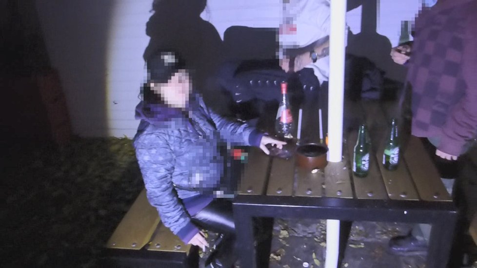 Pražští strážníci v pondělí ráno ve Vinohradské ulici pokutovali trojici, která po zákazu vycházení popíjela alkohol bez roušek na veřejnosti.