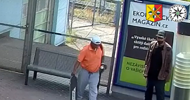 Lékař vinohradské nemocnice operoval na sále, někdo mu zatím vybílil pokoj.